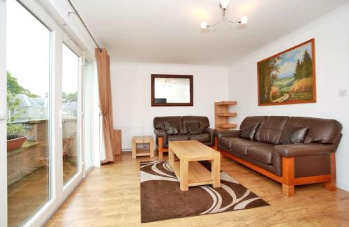 Central Aberdeen Apartment | Fabulous Townhouse Near Beach, city and Sports