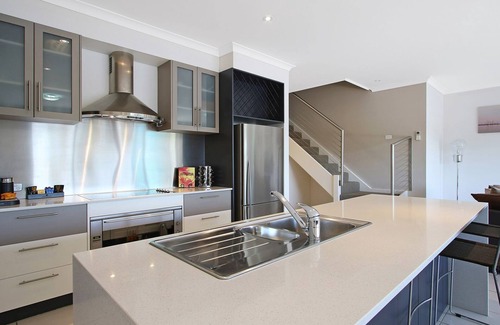 Murray Valley House | Fabulous townshouse with access to the lagoon at Lake Mulwala. Walk to the clubs and enjoy jetty.