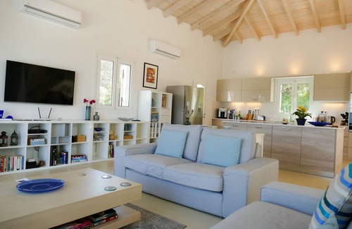 Petaleia Villa | Fabulous villa with infinity pool and stunning views near harbour of Kassiopi