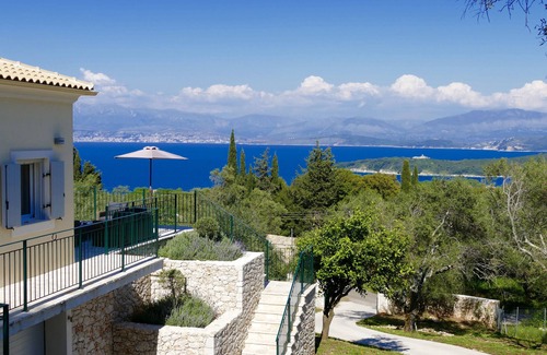 Petaleia Villa | Fabulous villa with infinity pool and stunning views near harbour of Kassiopi