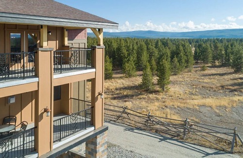 West Yellowstone Apartment | Fabulous Yellowstone 0.6 mile from desired resort 2 BR 2 bath suite