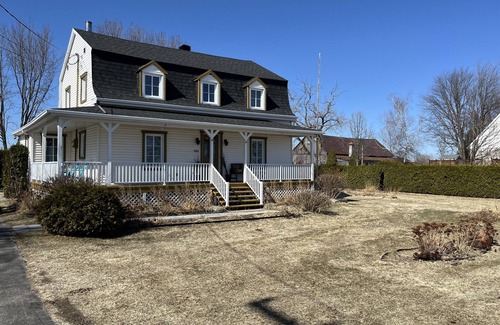 Deschambault-Grondines House | Face au Fleuve
