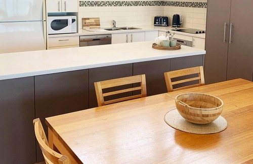 Apollo Bay House | Facing the rising sun, overlooking the ocean and hills, 3 min walk to the beach.