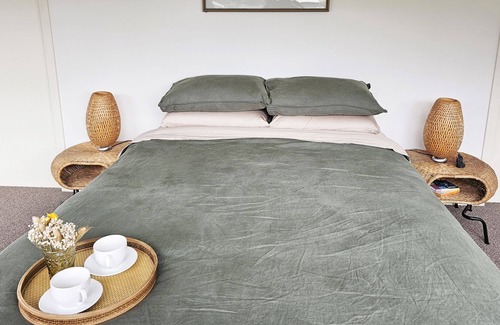 Apollo Bay House | Facing the rising sun, overlooking the ocean and hills, 3 min walk to the beach.