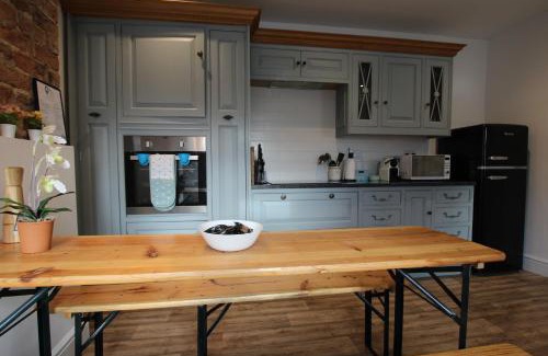 Hoylake Apartment | Fairways View - Spacious Apartment - Sleeps 6 - Lovely Views - by Rework Accommodation