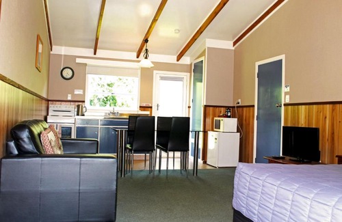 Kawaha Point Hotel | Fairy Springs Motel