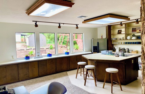 North Ridge House | Faithful Oak 4 acre rustic ranch mountain view 3BR + Loft 1 King + 3 queen beds