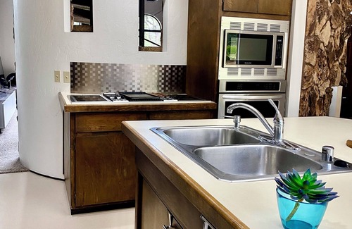 North Ridge House | Faithful Oak 4 acre rustic ranch mountain view 3BR + Loft 1 King + 3 queen beds