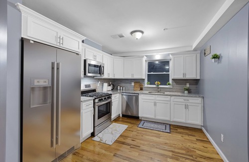 Newark Condo | FaithInn- 3 Bed 2 Bath EWR/PENN