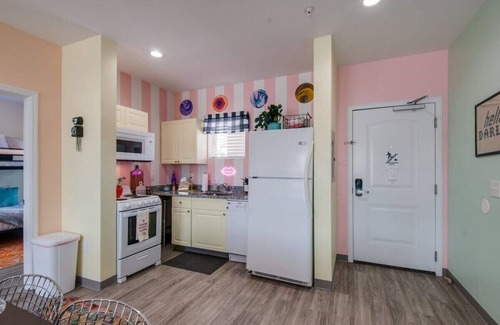 Maxwell Apartment | Fall 4K TV, modern kitchen, fast Wi‑Fi near Nissan Stadium & Broadway