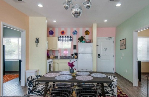 Maxwell Apartment | Fall 4K TV, modern kitchen, fast Wi‑Fi near Nissan Stadium & Broadway