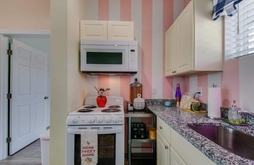 Maxwell Apartment | Fall 4K TV, modern kitchen, fast Wi‑Fi near Nissan Stadium & Broadway