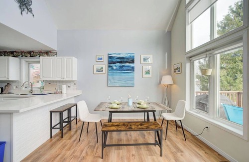 Cressy House | Fall Color On the Lake