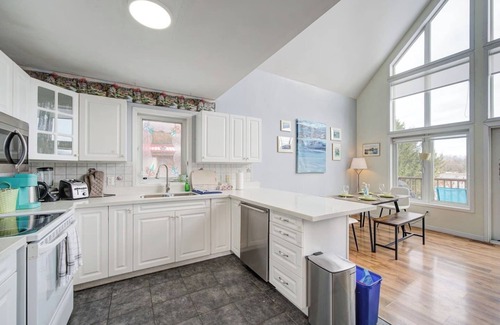 Cressy House | Fall Color On the Lake