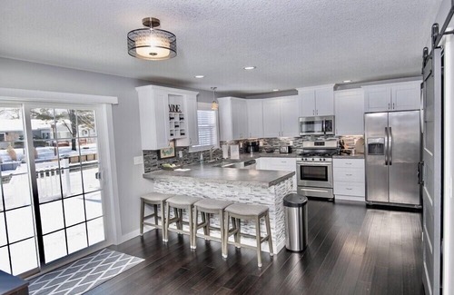 St. Helen House | Fall colors and SXS! Weekends still available!