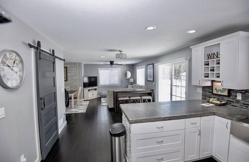 St. Helen House | Fall colors and SXS! Weekends still available!