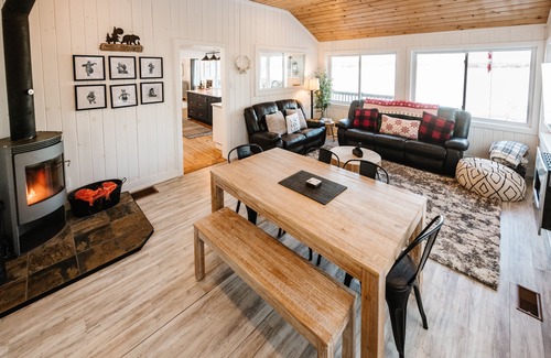 Selwyn Cottage | Fall Escape 3BR Cottage with Fire Pit & Lake Views