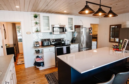 Selwyn Cottage | Fall Escape 3BR Cottage with Fire Pit & Lake Views