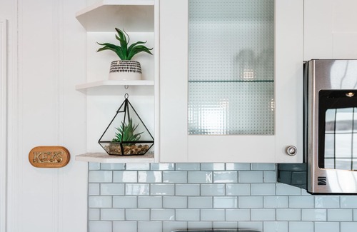 Selwyn Cottage | Fall Escape 3BR Cottage with Fire Pit & Lake Views