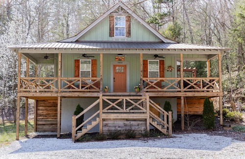 Lakemont House | Fall Folliage Mountain Cabin, River Front, Firepit