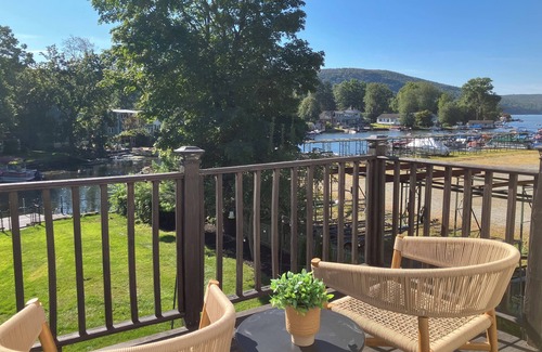 Greenwood Lake House | FALL GETAWAY. HUDSON VALLEY LAKEFRONT 50mi from NYC. @thelakehousegwlny