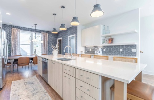 Talbot's Corner House | Fall getaway: rooftop hot tub, skyline views, private garage near Broadway