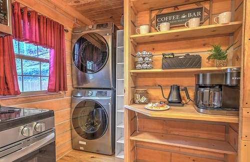 Elizabethton Cabin | Fall into the Smokey Mountains Pet Friendly with Hot Tub Cabin A