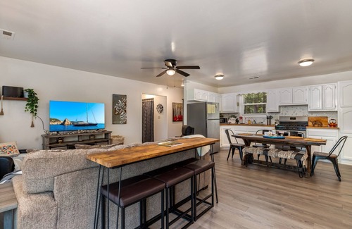 Dennis Cottage | Fall Nights, Lake Views & Cozy Fires Await! – 6th Night FREE!