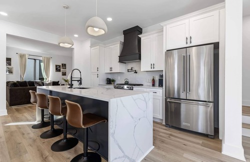 Hurwood Heights House | Fall rooftop hot tub, game room, sauna near Broadway and Geodis Park