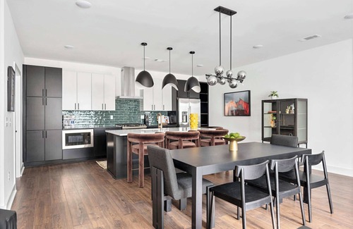 Talbot's Corner House | Fall rooftop hot tub, skyline views, chef’s kitchen near Broadway