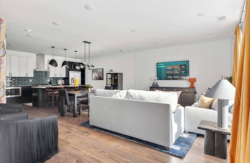 Talbot's Corner House | Fall rooftop hot tub, skyline views, chef’s kitchen near Broadway