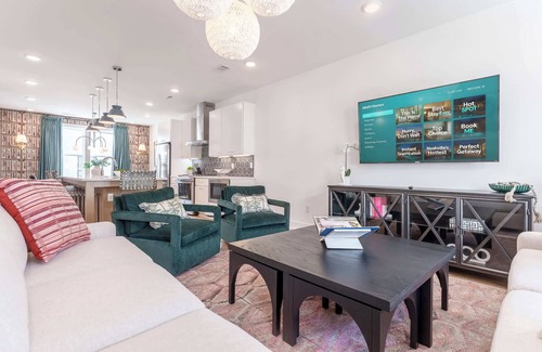 Talbot's Corner House | Fall rooftop hot tub, skyline deck, chef’s kitchen near Broadway