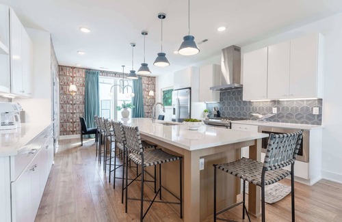 Talbot's Corner House | Fall rooftop hot tub, skyline deck, chef’s kitchen near Broadway