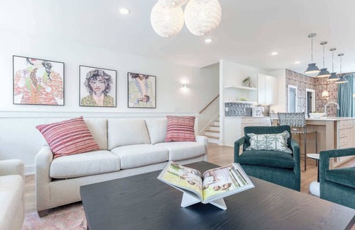 Talbot's Corner House | Fall rooftop hot tub, skyline deck, chef’s kitchen near Broadway