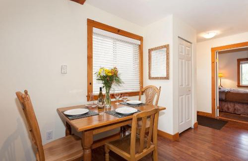 Pemberton Apartment | Fall Special at Pemberton Valley 1 bedroom suite with king size bed WIFI cable TV free parking gorgeous views walk to Village