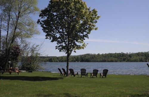 Lake Leelanau Cottage | FALL SPECIAL - Book 3 nights and 4th night FreenTHE HIDEOUT, On Lake Leelanau
