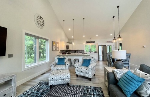 Traverse City House | FALL SPECIAL: Book 2 nights/get 1 free! Sleeps 10-Near dwntwn NOV-APRIL CLEAN!
