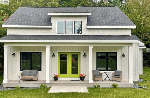 Traverse City House | FALL SPECIAL: Book 2 nights/get 1 free! Sleeps 10-Near dwntwn NOV-APRIL CLEAN!