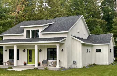Traverse City House | FALL SPECIAL: Book 2 nights/get 1 free! Sleeps 10-Near dwntwn NOV-APRIL CLEAN!