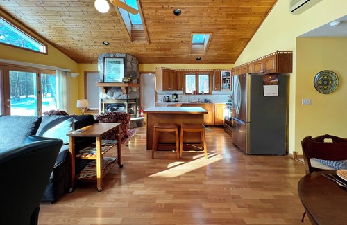 Ely Cabin | Fall Specials! Bright & Cheery Lakeside House on Bear Island Lake with dock!