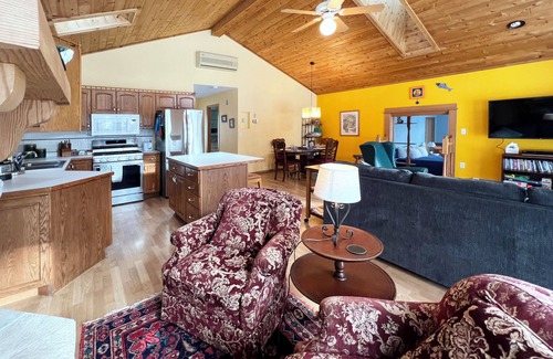 Ely Cabin | Fall Specials! Bright & Cheery Lakeside House on Bear Island Lake with dock!