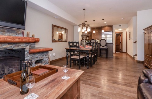 Woodwinds House | Fall Stays Available! Modern Townhome on Sierra Star Golf Course with Private Hot Tub and Grill!