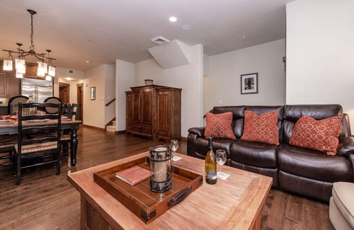 Woodwinds House | Fall Stays Available! Modern Townhome on Sierra Star Golf Course with Private Hot Tub and Grill!