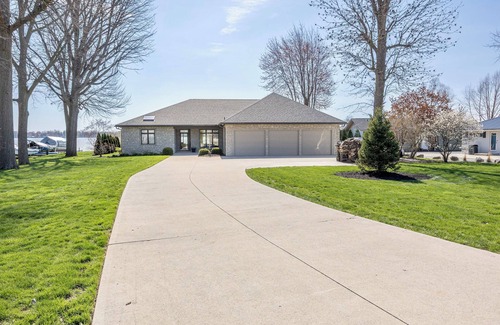 Russells Point House | fall weeks still available! 4 bd 3 ba 3200 Sq Ft New reno Exec. Home w/3docks