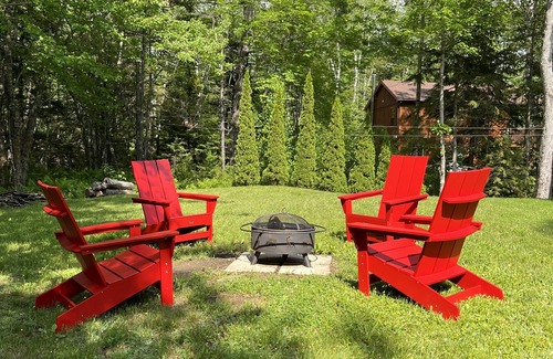 Smiths Corner Cottage | Falls Lake Burrow - Private Cottage with Screened-in Hot Tub