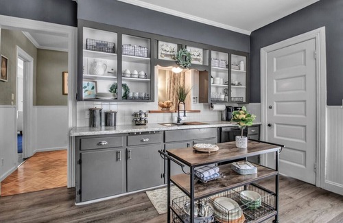 Downtown Niagara Falls House | Fallsview Mansion - Dtwn Home