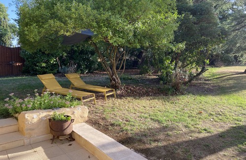 Saint-Caprais-de-Bordeaux House | Family house on a Bordeaux winery, overlooking a garden with century old trees