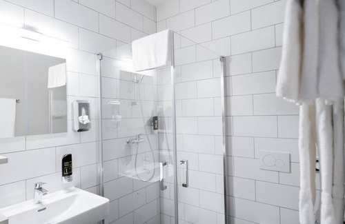 Podersdorf am See House | Familienzimmer, Dusche, WC - Lakeside77 Hotel