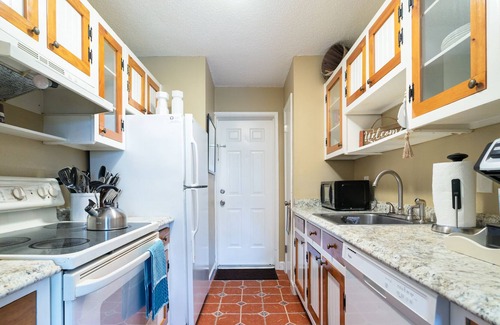 Gillespie Park Apartment | Families Walk Downtown, Ultra Wi-Fi, and comfy beds in Captain Quarters!