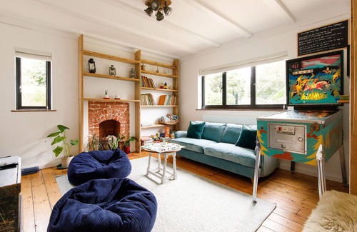 East Preston House | Family and dog friendly beach house with private parking and garden